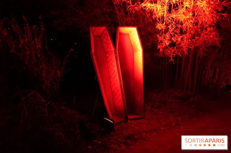 Parc de l'Étrange 2026 : Cercueil lumineux rouges dans le parc