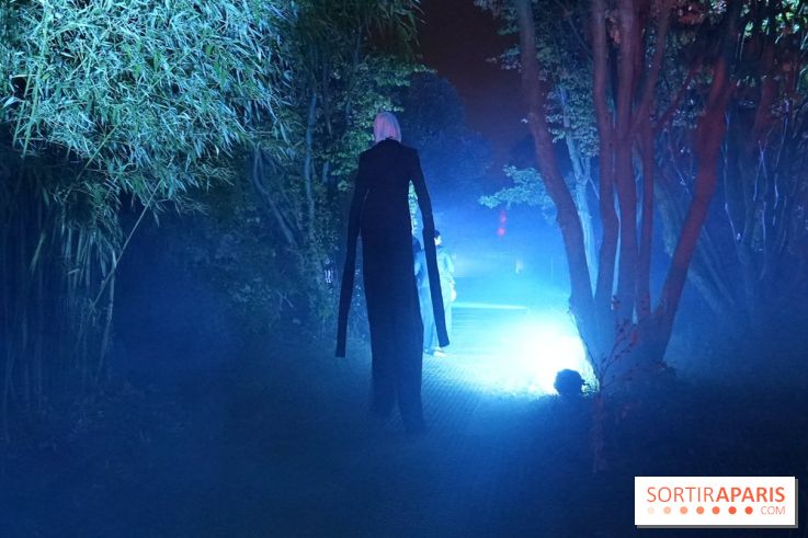 Parc de l'Étrange 2026 : Silhouette mystérieuse sur le chemin du parc