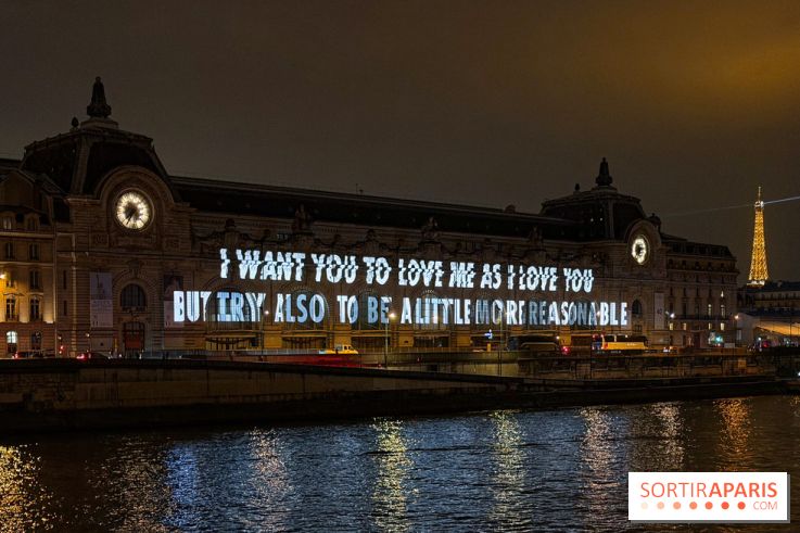 ÉCLAIRÉ par Jenny Holzer, projection lumineuse sur la façade du musée d'Orsay
