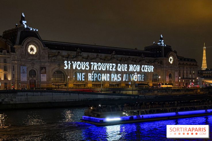 ÉCLAIRÉ par Jenny Holzer, projection lumineuse sur la façade du musée d'Orsay
