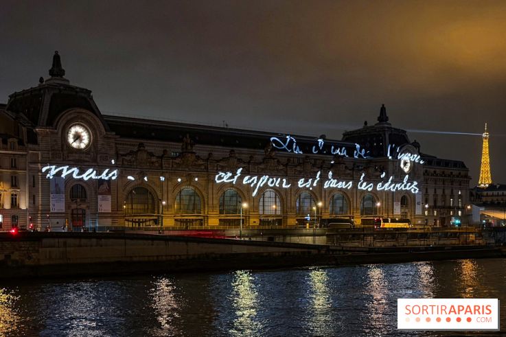 ÉCLAIRÉ par Jenny Holzer, projection lumineuse sur la façade du musée d'Orsay