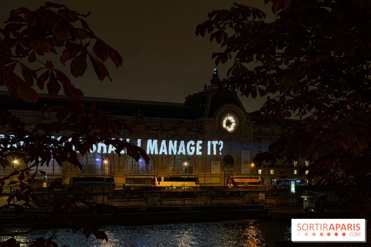ÉCLAIRÉ par Jenny Holzer, projection lumineuse sur la façade du musée d'Orsay