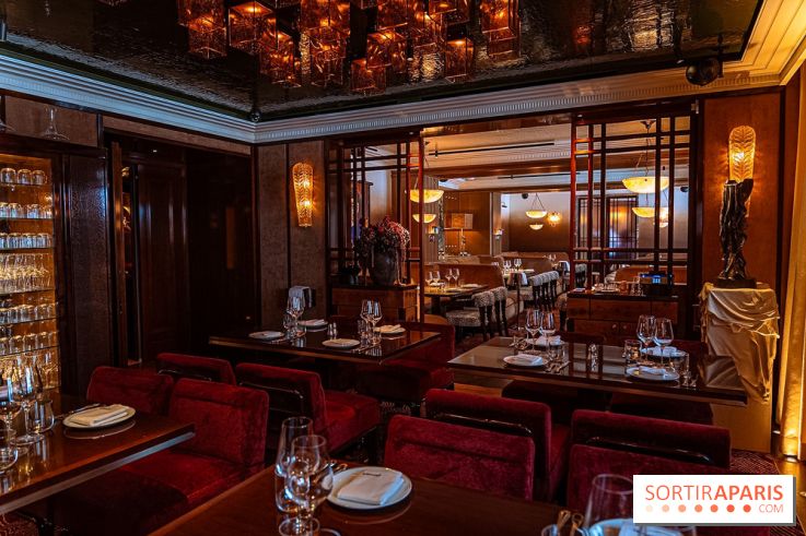 Doobie's : salle de restaurant aux fauteuils rouges et aux suspensions lumineuses