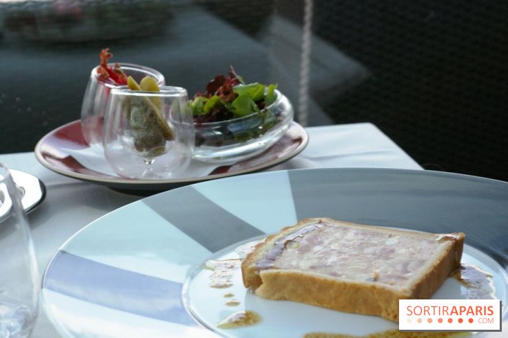 Pâté en croute de volaille pistachée, toats de pain de campagne, pickles et condiments