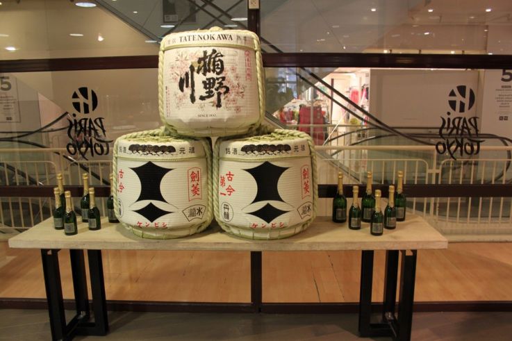 Paris Tokyo, Saké