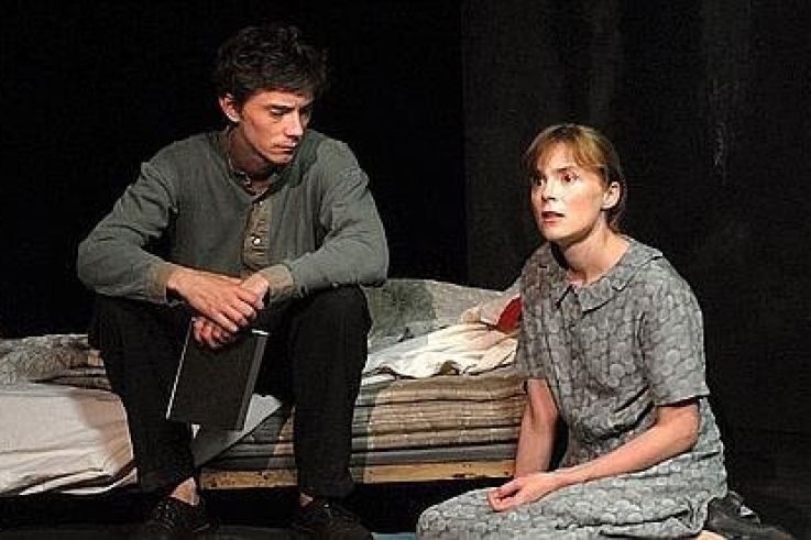 UNE FEMME A BERLIN - Mise en scene : Tatiana VIALLE - Compositeur : Dominique MAHUT - Decor : Jean HAAS - Lumiere : Dominique FORTIN - Avec : Isabelle CARRE, Swann ARLAUD - Au Theatre du Rond Point - Le 06 septembre 2010 - Photo : Pacome POIRIER/WikiSpectacle