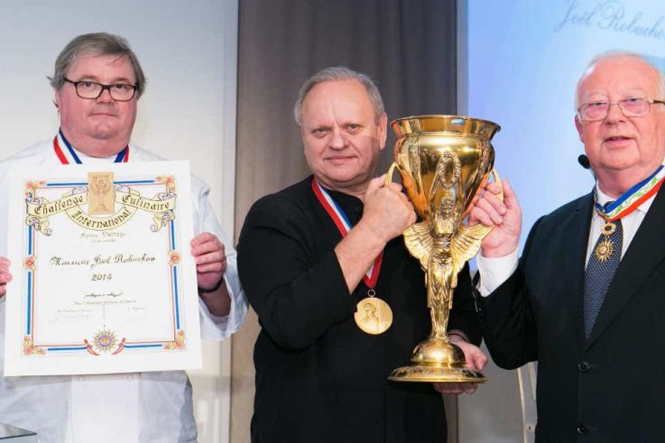 Joël Robuchon reçoit la coupe d'Or Marius Dutrey