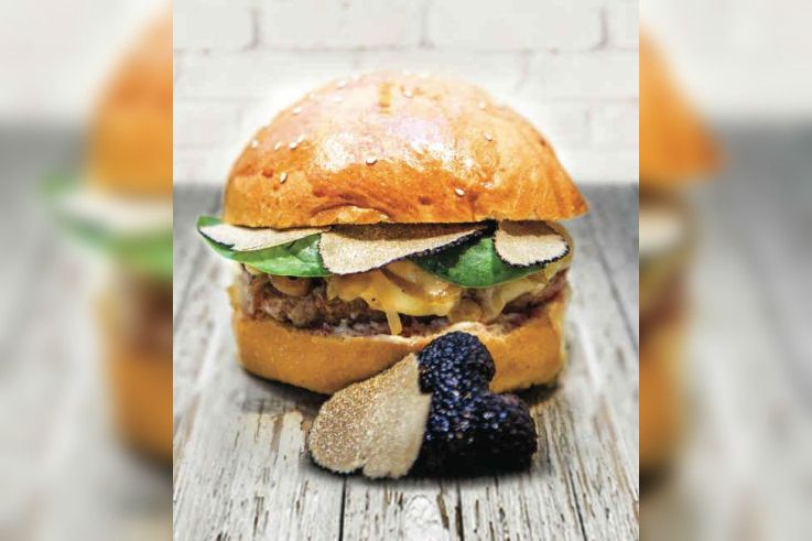 Mamie burger lance son burger du chef avec Tomy Gousset