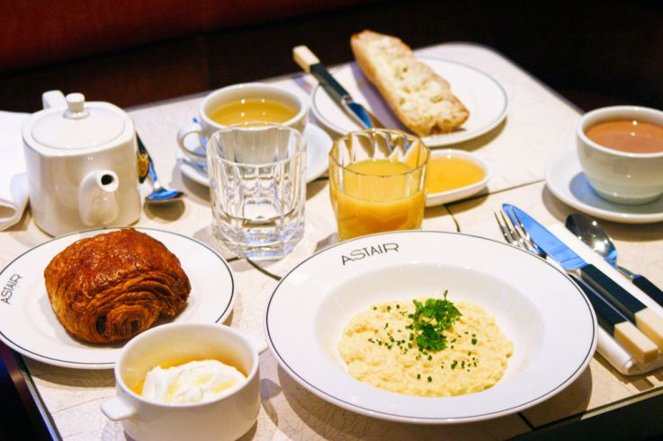 Le petit-déjeuner parisien d'Astair