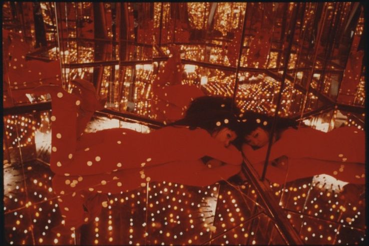 L'artiste dans l'installation Peep - Endless Love Show, Yayoi Kusama