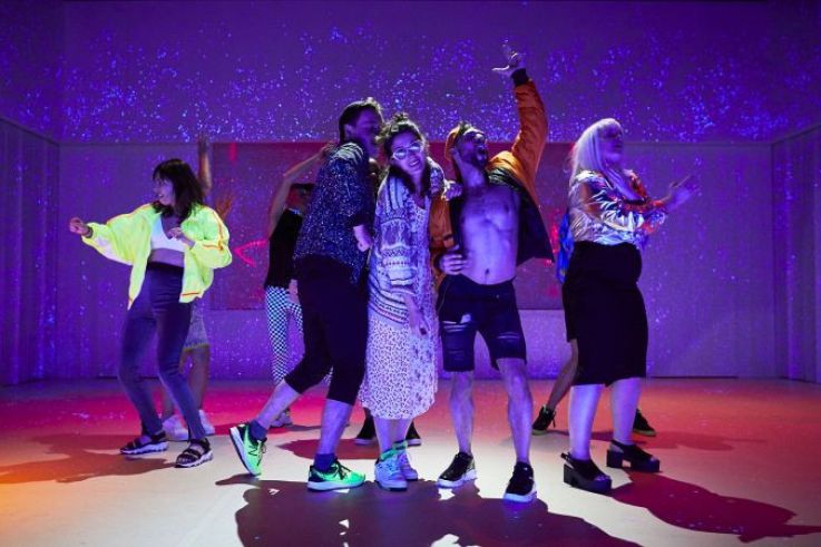 Une femme se déplace au Théâtre des Abbesses