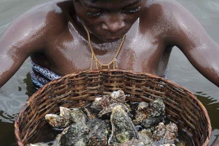 Femmes de l'eau by Angèle Etoundi Essamba