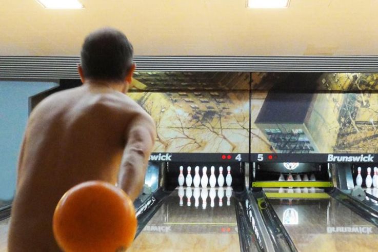 Un tournoi de bowling naturiste à Paris 