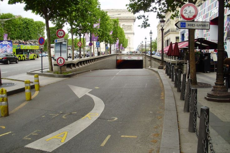 Paris : bientôt une piste cyclable sous l'Arc de Triomphe !
