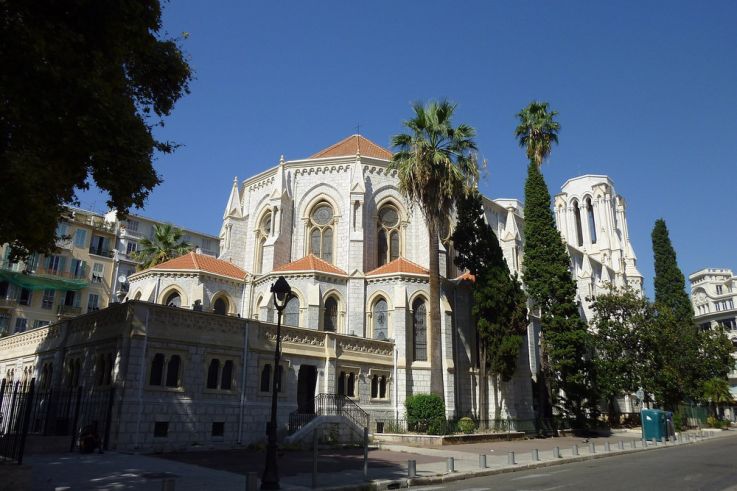 Attaque à Nice : Macron se rend sur place, Estrosi demande la fermeture des églises