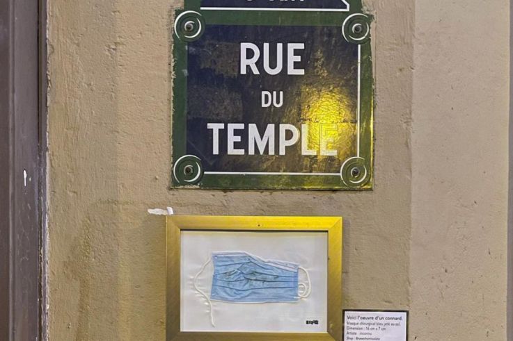 Paris : des masques transformés en "œuvre d'un connard" par Toolate