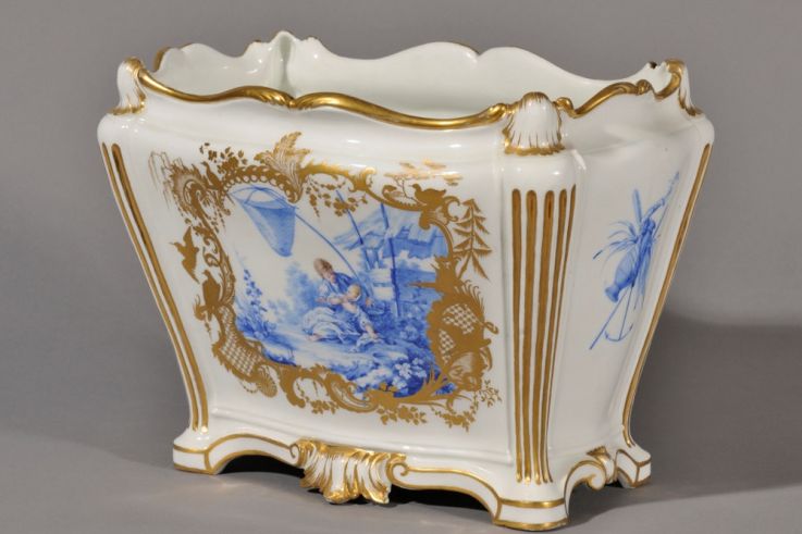 exposition Chateau de Versailles, exposition Manufacture de Sèvres, exposition porcelaine Dodin, exposition Dodin Chateau de Versailles, Chateau de Versailles porcelaine exposition | Charles-Nicolas Dodin Cuvette « tombeau » à fond blanc, peinte en camaïeu bleu 1754, porcelaine tendre Collection particulière© EPV/J.M.Manaï