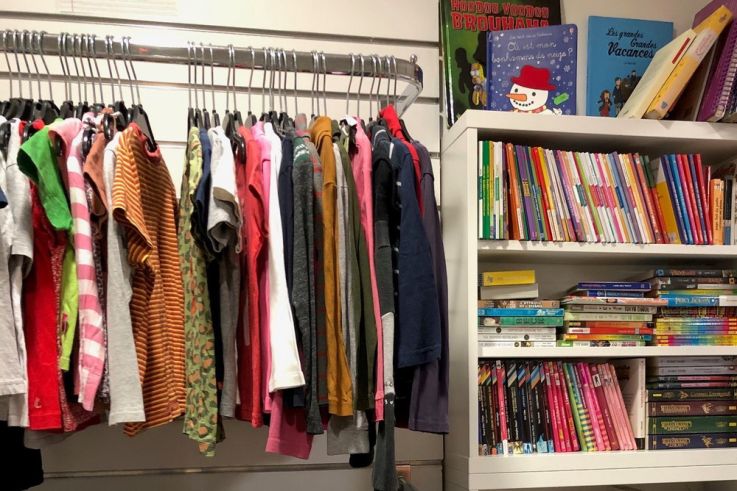 Une boutique de vêtements enfants et grossesse à petits prix signée la Croix-Rouge dans le 10e