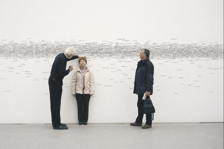 Exposition Roman Ondak Musée d'Art Moderne | Roman Ondák, Measuring the Universe, 2007 Courtesy de l’artiste, Collection Pinakothek der Moderne, Munich; MoMA, New York et Tate Modern, Londres.