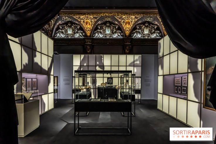 L'exposition gratuite des Bijoux de scène de la Comédie Française se dévoile à l'Hôtel Mercy-Argenteau