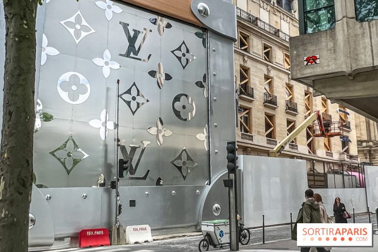 Paris : la « malle géante » de Louis Vuitton sur les Champs-Élysées face à une menace judiciaire