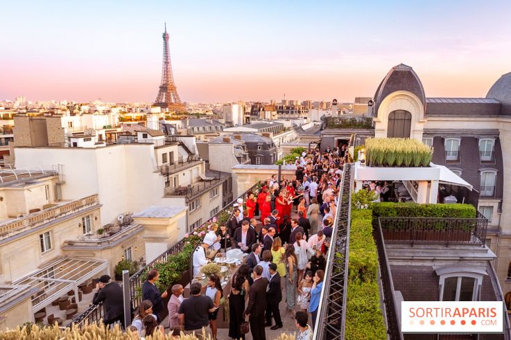 La terrasse en Rooftop du Peninsula Paris 2025, le bar perché à la vue imprenable