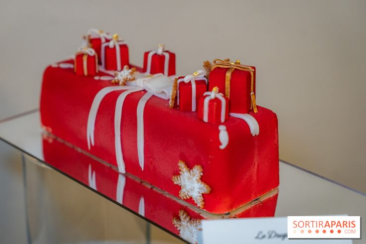 Les Bûches de Noël du Drugstore Paris 2025 pour rugir et s'émerveiller - bûche cadeaux