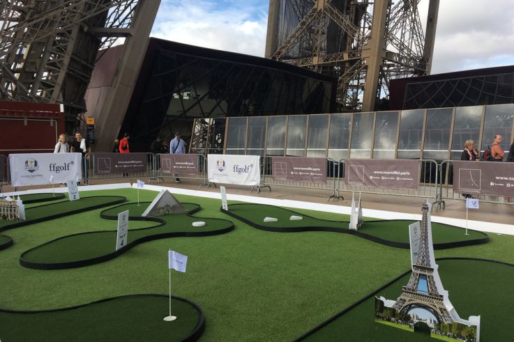 Jouer au mini-golf sur la Tour Eiffel