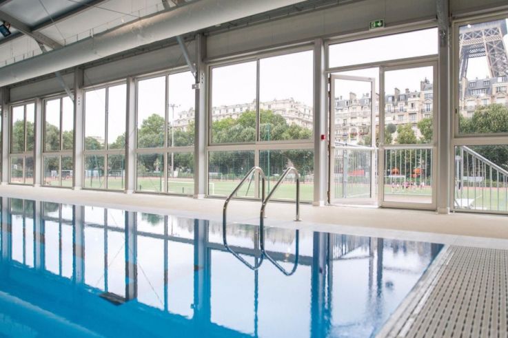 Une piscine mobile provisoire au pied de la Tour Eiffel
