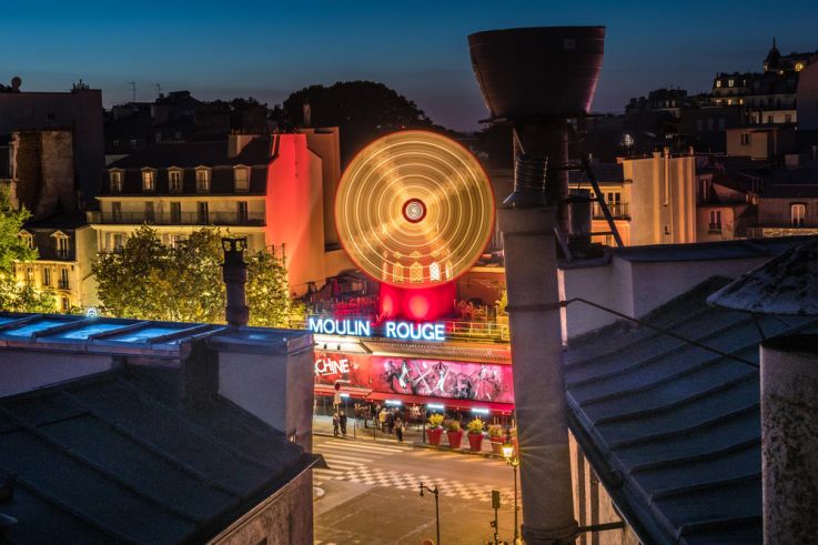 Le Moulin Rouge fête ses 130 ans avec un spectacle son et lumière sur sa façade