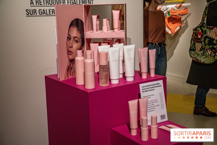 Kylie Jenner installe sa salle de bain et ses soins Kylie Skin aux Galeries Lafayette Champs-Elysées