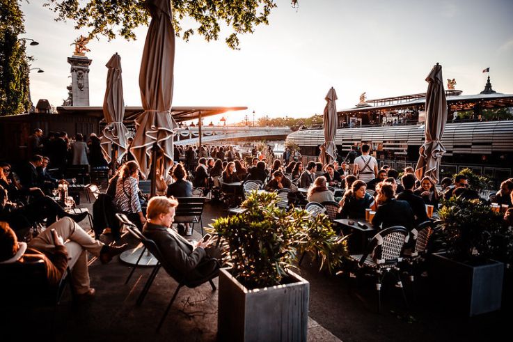 Le Flow à Paris : la péniche restaurant-bar-terrasse, club et rooftop au pont Alexandre III