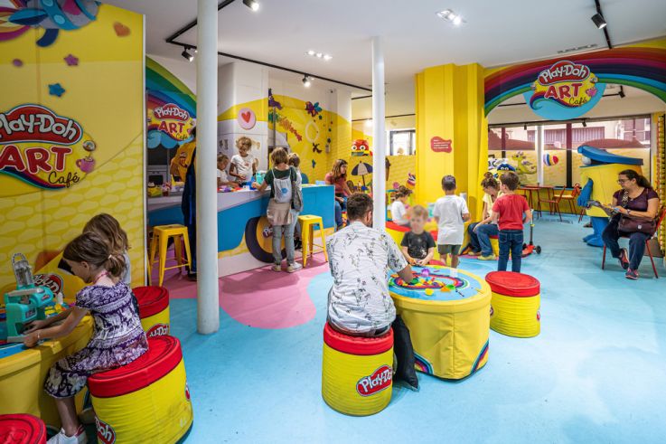 Café familial à Paris : un espace dédié à la pâte à modeler pour les enfants