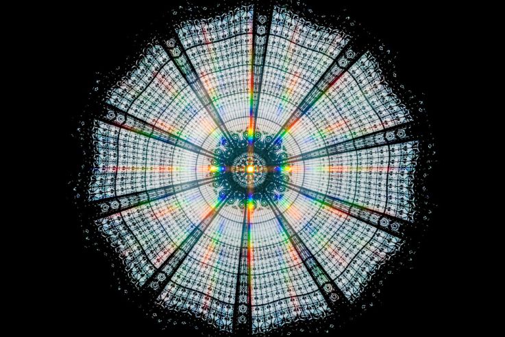 La coupole des Galeries Lafayette transformer en arc-en-ciel avec l’œuvre de Kimsooja