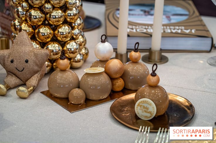 Bûche de Noël du Drugstore 2023 en forme de boules de Noël 