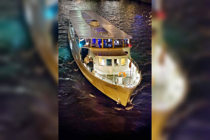 Le Bretagne, extérieur nuit