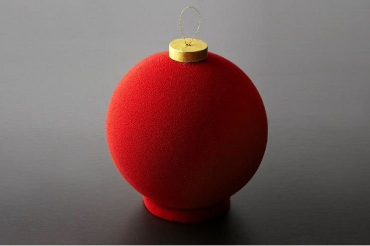 Pâtisserie de fêtes de fin d’année : boule de Noël XXL by Cyril Lignac