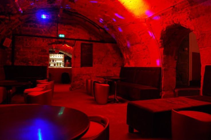 Les Caractères : la taverne parisienne pour faire la fête 