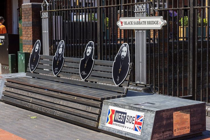 Ozzy Osbourne hommage funérailles banc pont Black Sabbath