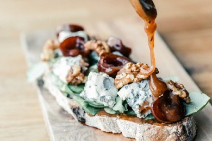 Tartine au fromage bleu et au C.B.S. signé Ellen Raun chez Fringe