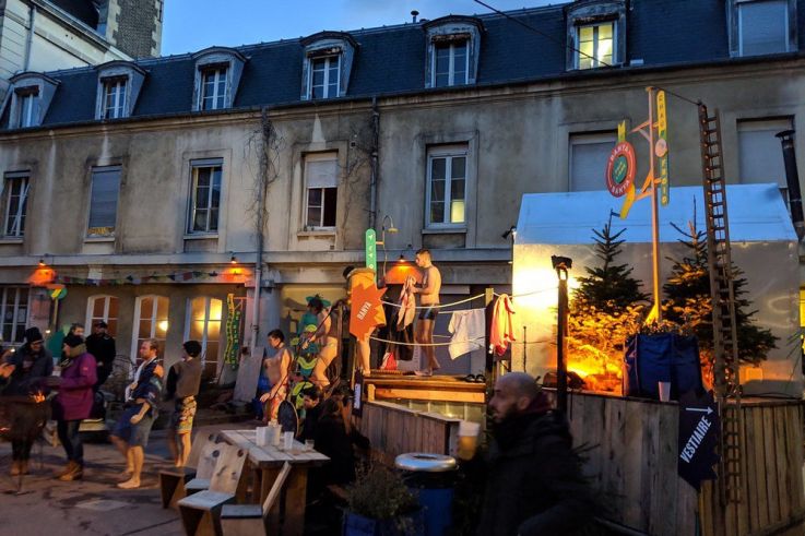Feu aux fesses aux Grands Voisins : banc chauffant à ciel ouvert à Paris 