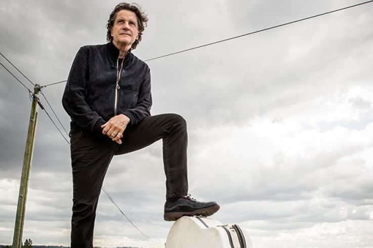 Francis Cabrel en concert aux Folies Bergère à Paris