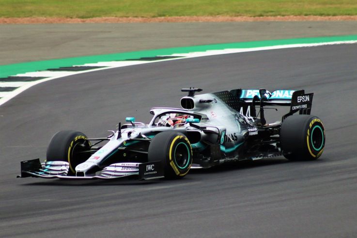 Formule 1: Hamilton remporte le Grand Prix de Turquie et égale Schumacher avec un 7e titre mondial