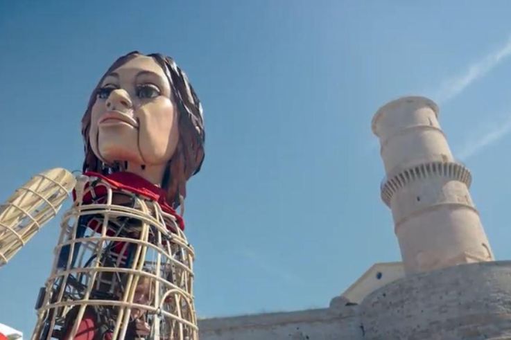 Amal, la marionnette géante venue de Syrie, dans les rues de Paris jusqu’à vendredi