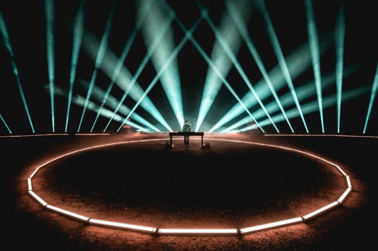 « Monumental Tour Europe » : les jardins du Palais-Royal à Paris transformés en temple de l’électro