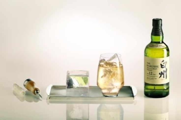 Rituel de dégustation à la japonaise au bar du Plaza Athénée