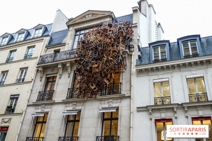Paris : quel est ce tas de chaises suspendu à un immeuble ?