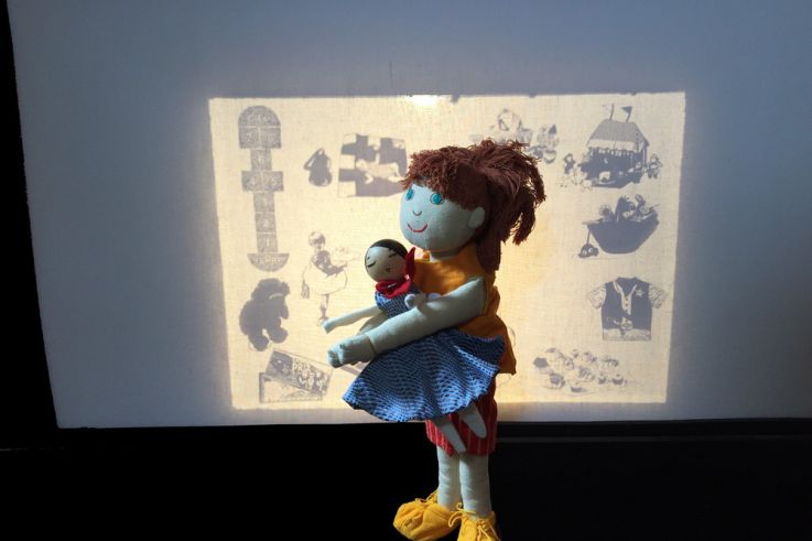 La poupée qui mord, spectacle pour enfants sur le Bateau Daphné