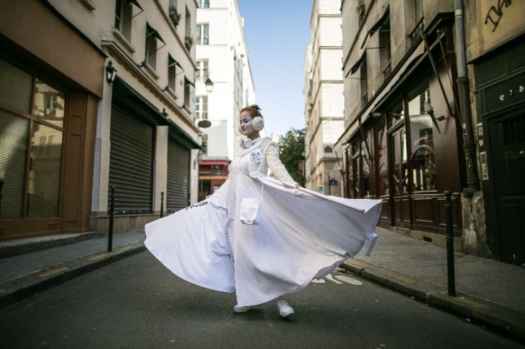 Les performances Pierrots de la Nuit dans les rues de Paris