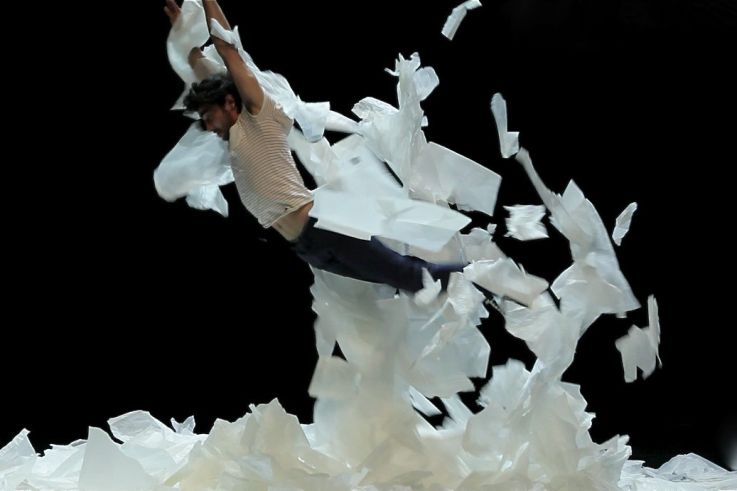 Tu, spectacle de cirque au Monfort théâtre